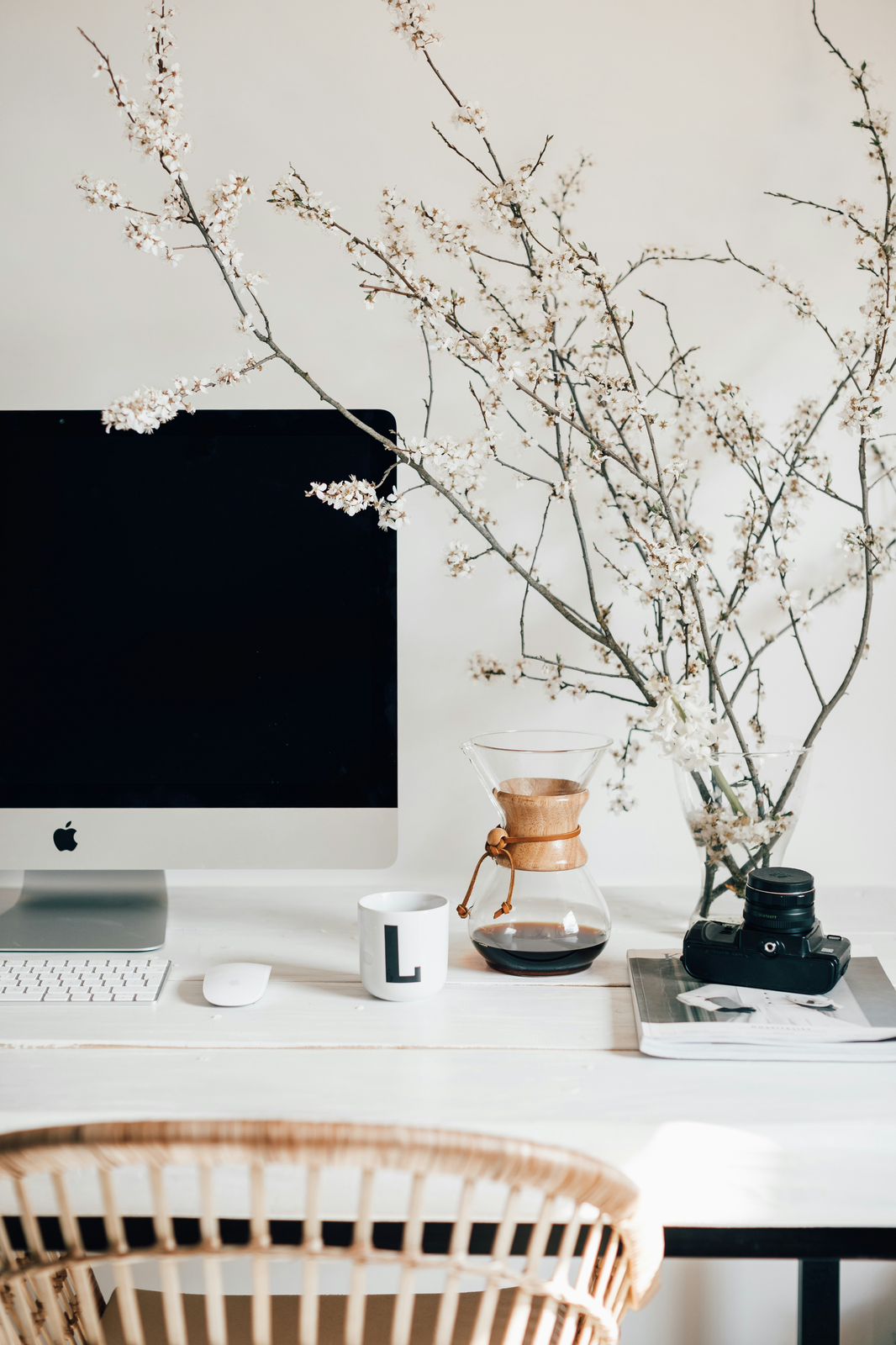 https://unsplash.com/photos/silver-imac-on-white-table-HGJnU_IGyKU?utm_content=creditShareLink&utm_medium=referral&utm_source=unsplash