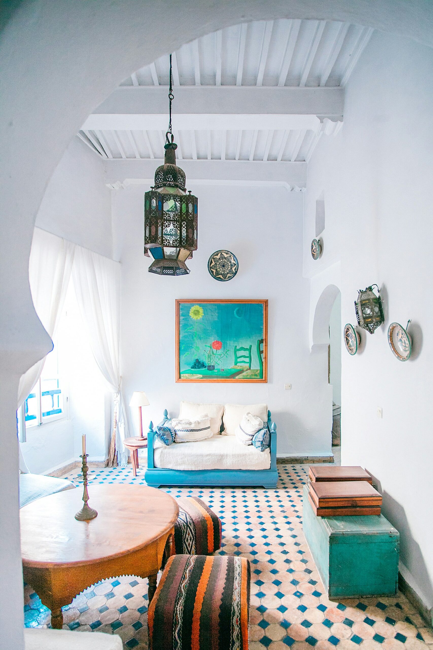 https://unsplash.com/photos/round-brown-wooden-table-with-two-brown-ottomans-6viJObrmnBw?utm_content=creditShareLink&utm_medium=referral&utm_source=unsplash