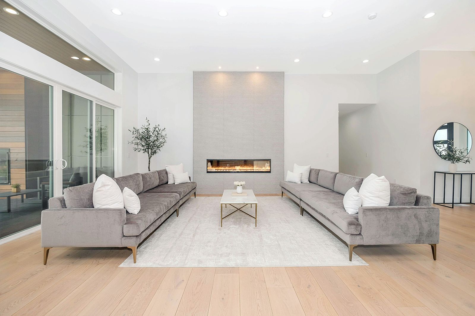 https://unsplash.com/photos/white-couch-and-brown-wooden-table-mw_mj-noYHM?utm_content=creditShareLink&utm_medium=referral&utm_source=unsplash