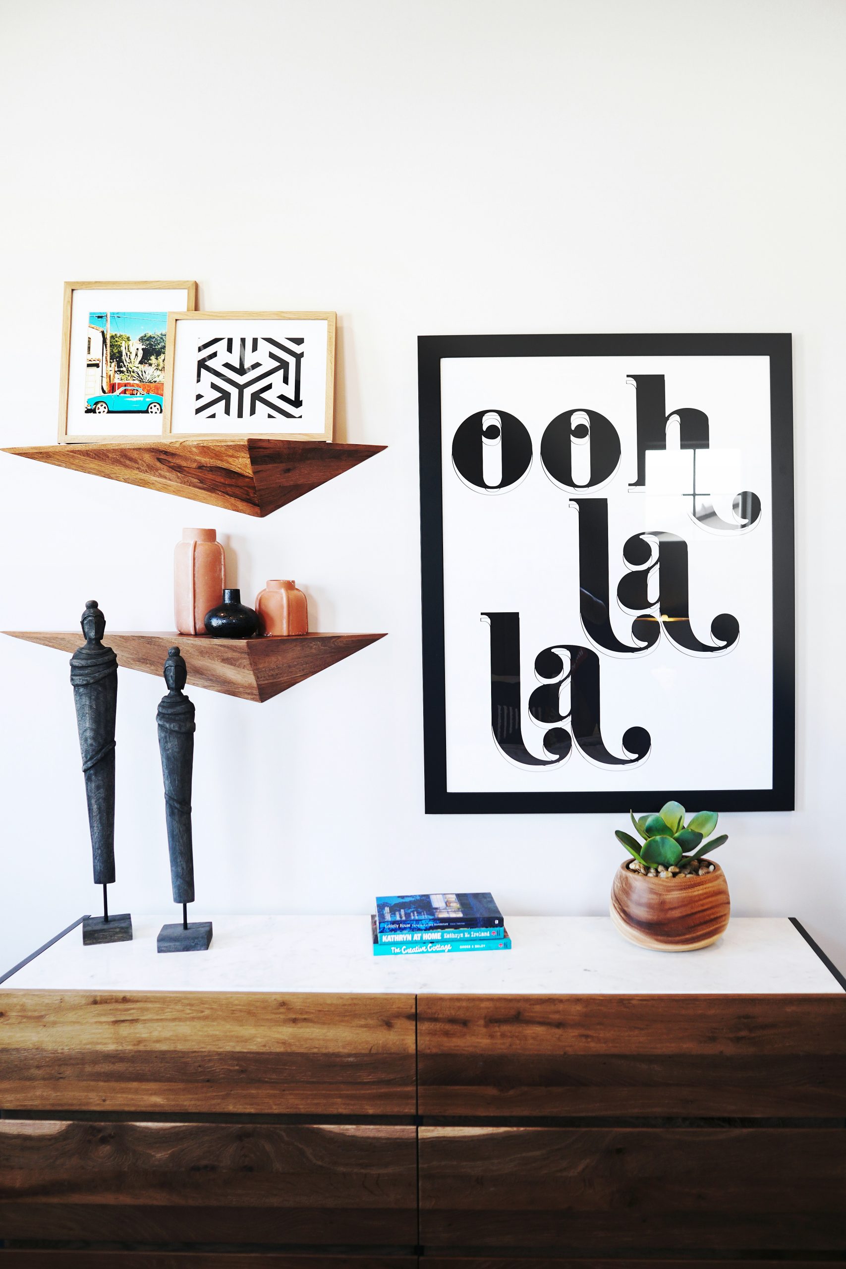 https://unsplash.com/photos/black-wooden-frame-VnYuKzrN82E?utm_content=creditShareLink&utm_medium=referral&utm_source=unsplash
