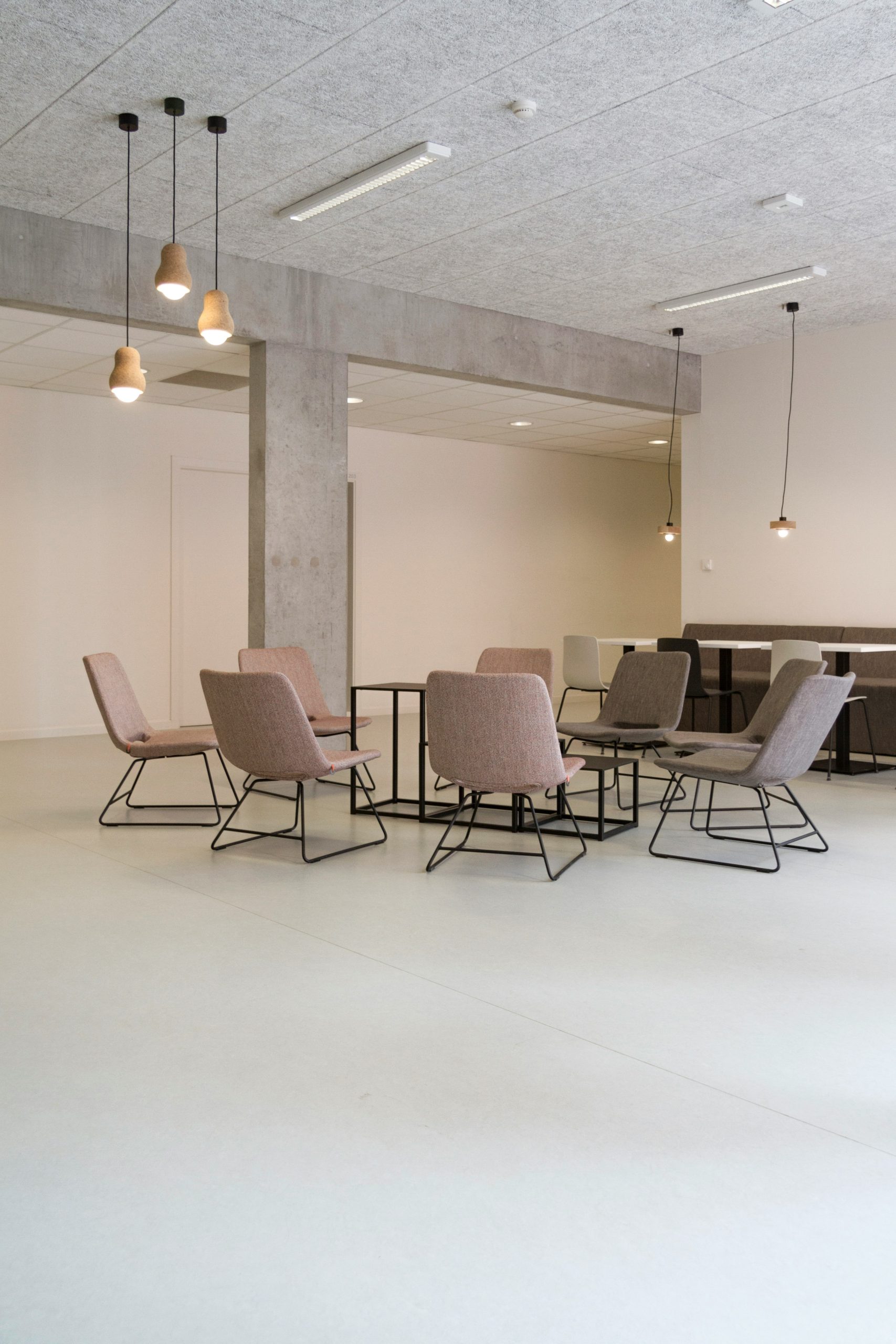 https://unsplash.com/photos/brown-fabric-padded-sofa-set-inside-room-Gdufctyvzjo?utm_content=creditShareLink&utm_medium=referral&utm_source=unsplash